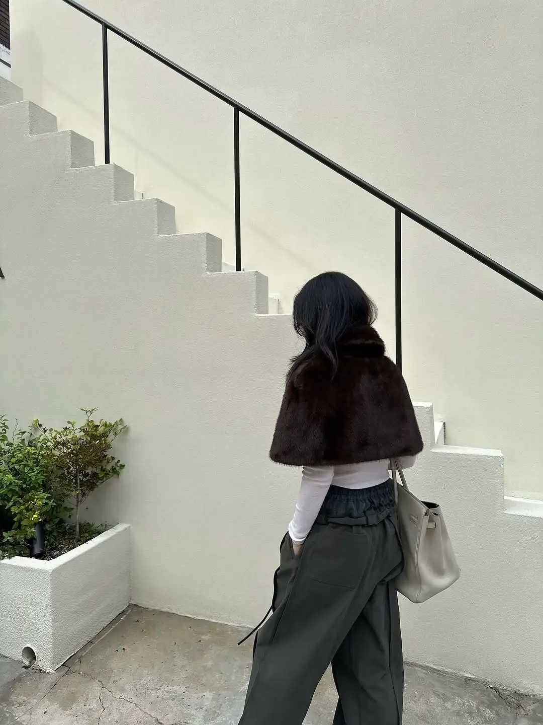 أنيقة الصلبة فو الفراء التلبيب صدرية قصيرة المرأة عادية أفخم السراويل القصيرة معطف فضفاض سيدة 2025 الشتاء عالية الشارع الصدريات