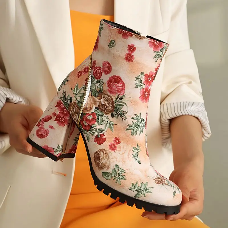 SIMLOVEYO 2025 แฟชั่นรองเท้าข้อเท้าหญิงรอบ Toe รองเท้าส้นสูง 8 ซม.ซิปดอกไม้ผสมสี PLUS ขนาด 45 46 47 48 เดท Bota