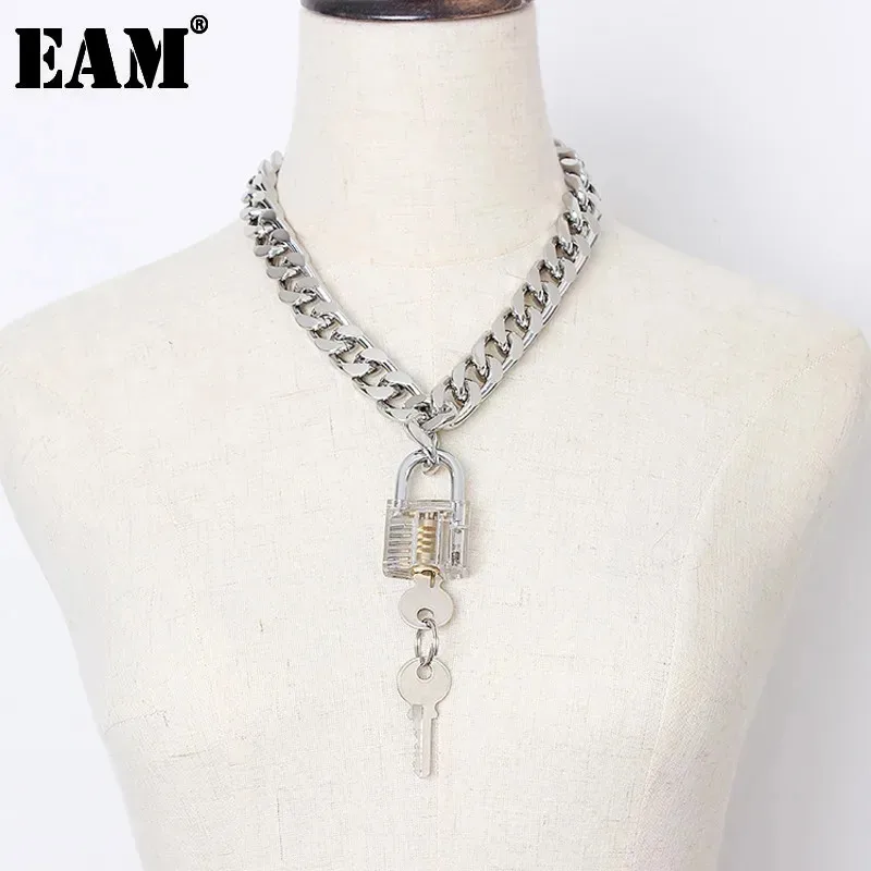 [EAM]  Women Big Chain Key Decoration Cool Buckle Metal Necklace New Temperament Fashion All-match Spring Autumn 2024 1A139