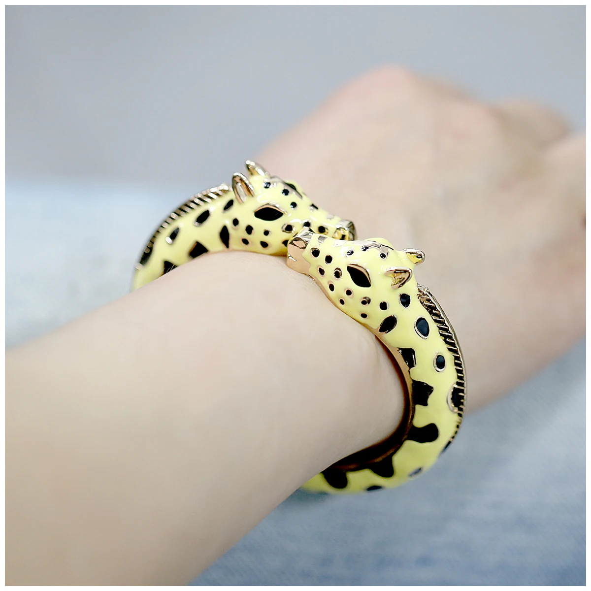Hot Luxury Statement Giraffe Cuff Bracelet Animal Bangle for Women Gold Plating Multicolor Enameled Bangle Jewelry 6 Colors