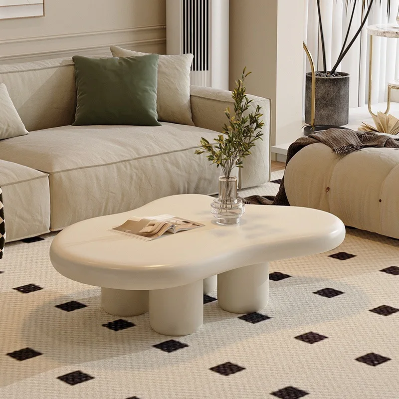 Soggiorno nordico, piccolo appartamento domestico, tavolo semplice color crema