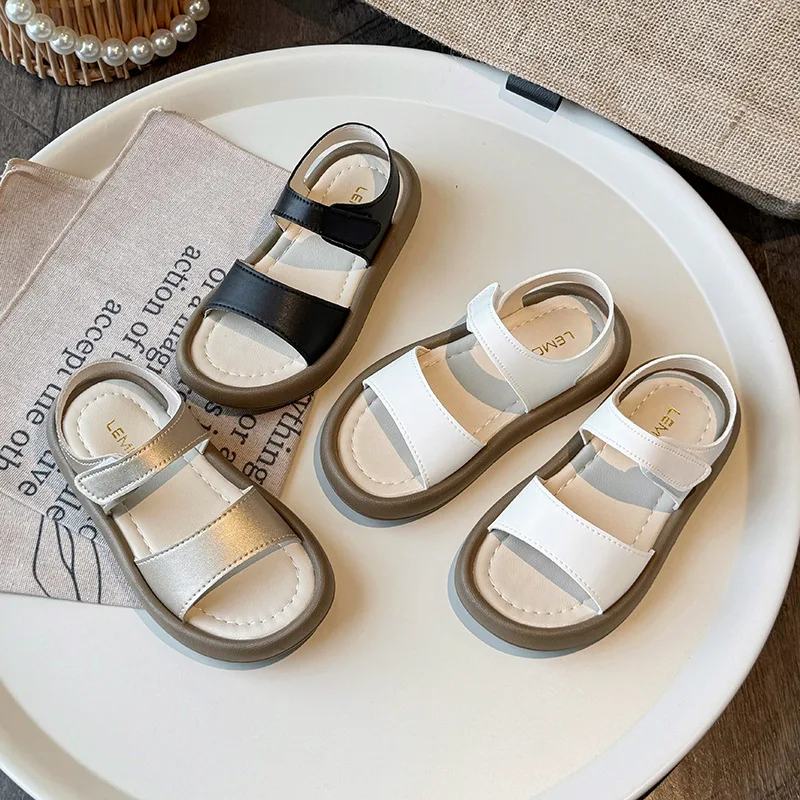 

Простые сандалии для девочек, новинка 2023 года, летние новые детские сандалии, однотонные сандалии для мальчиков, повседневная детская обувь с кожаной поверхностью, модная пляжная обувь Сандали