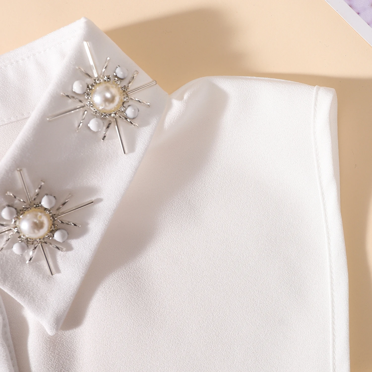 Temperamento con cuentas Cuello falso decorado con el sol para blusas