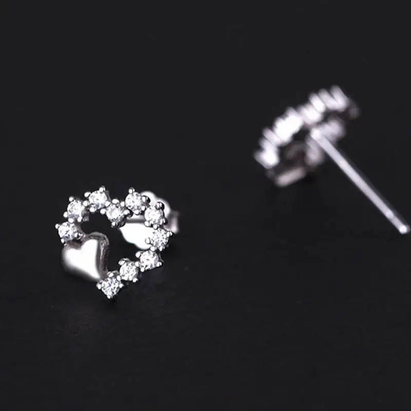 Huitan Minialistische Damen-Ohrstecker mit herzförmigem, hohlem Design, eingelegt mit glänzendem CZ, ästhetischer Schmuck für Hochzeit und Verlobung