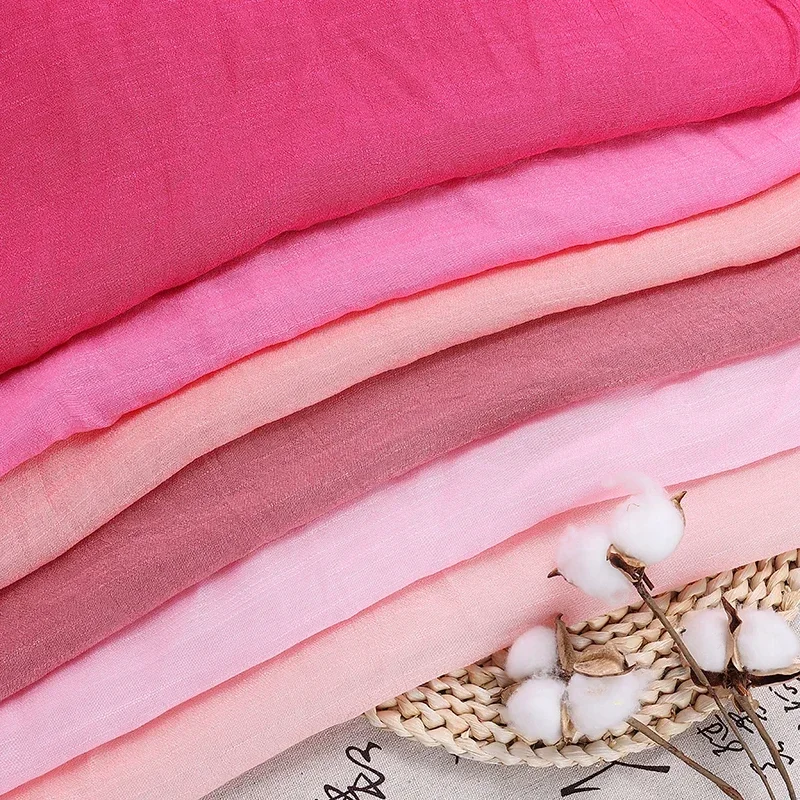 無地の柔らかい綿とリネンの生地、プリーツの質感、通気性のある生地、縫製されたシャツやドレス、DIYホームテキスタイル生地