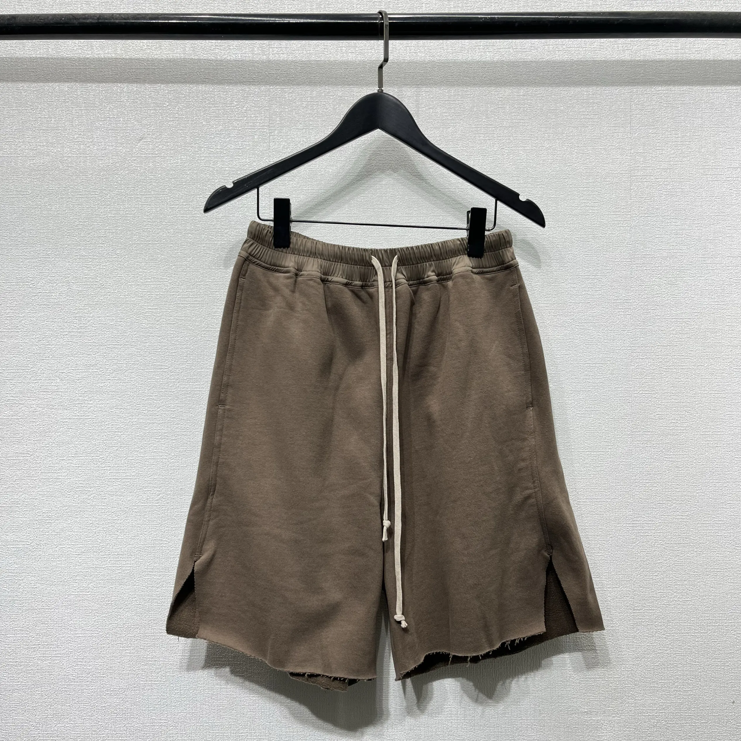 Designer Original Summer Dark Hip-Hop Young Men's Solid Color Frayed Hem Split Jogger Shorts with Elastic Waistband
