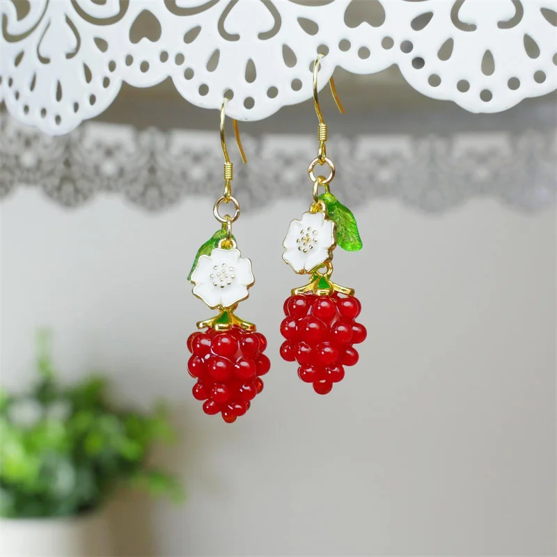 Hübsche kleine Himbeer-Ohrringe für Frauen, grüne Blätter, weiße Blume, rote Beeren-Frucht-Ohrringe, süße Verzierungen, Sommer-Schmuckgeschenk – Detail 12