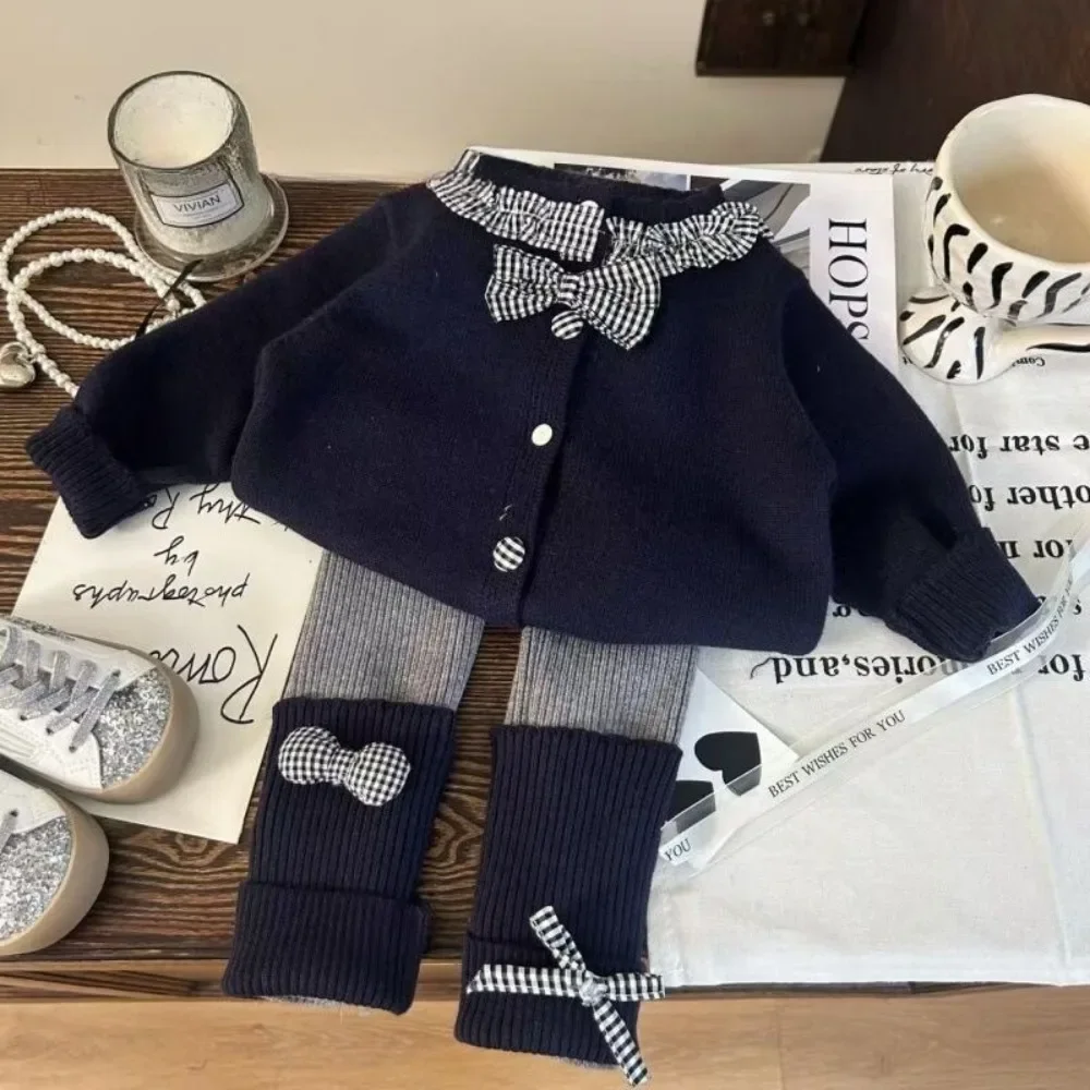 

Осенне-зимняя темно-синяя одежда для девочек, корейская версия, простой клетчатый свитер, кардиган, леггинсы с бантом, комплект из двух предметов