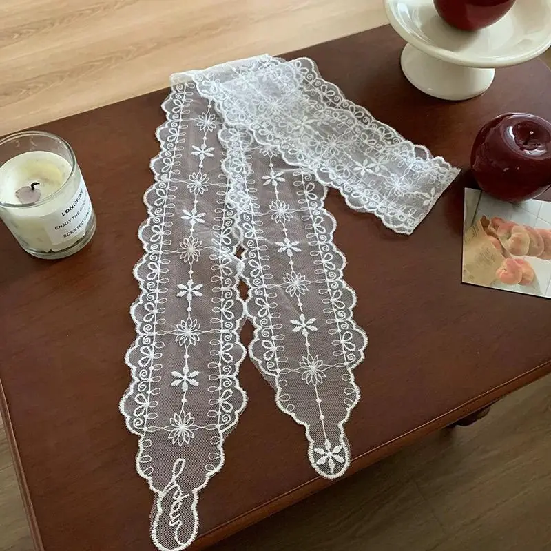Pañuelo encaje blanco mujer moda verano - usage example