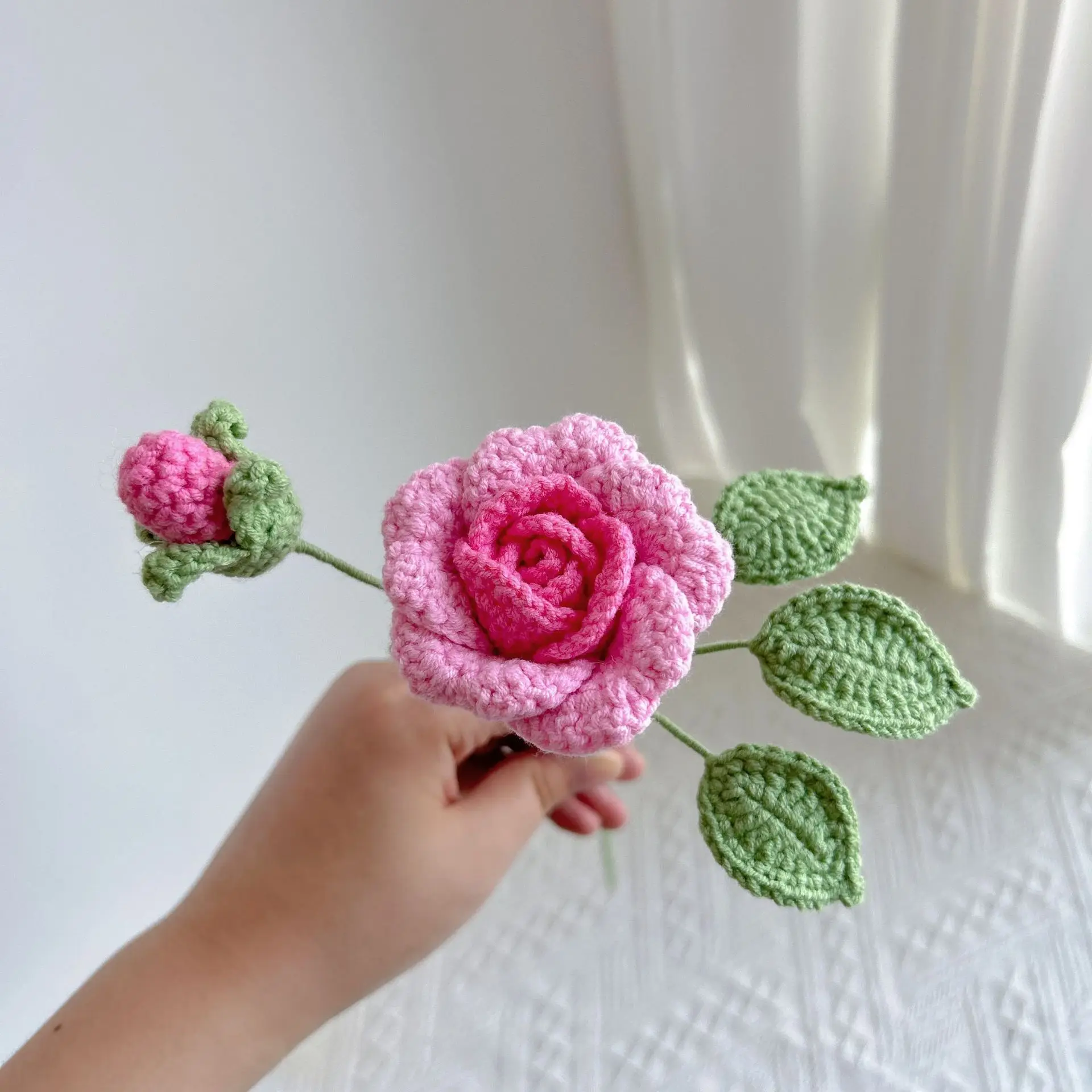 Neuer Rosen-Häkelstrauß, romantisch, gestrickt, Rosenblüten, handgewebte Blumensträuße, Hochzeit, Heimdekoration – Detail 5