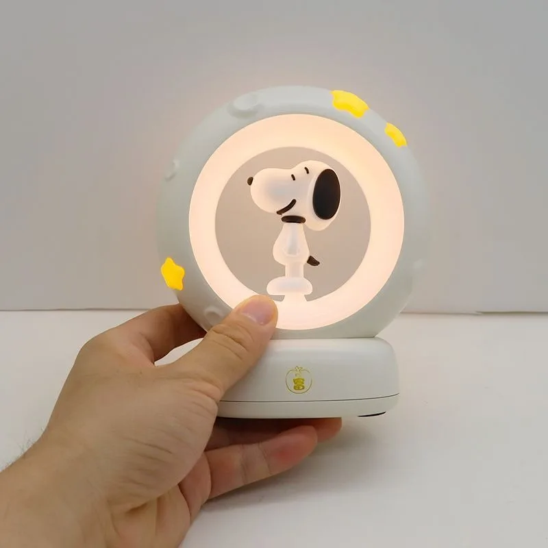 Anime Snoopy Nachtlichter rund um Figur Cartoon Kinder Klopflichter Jungen und Mädchen Geburtstagsgeschenke Schlafzimmer Nachttischlampe