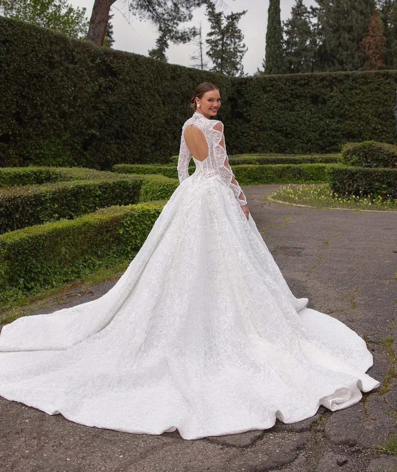 

Customized Luxury Retro lace wedding dress with a high neck and long sleeves, elegant wedding dress for women Vestido de novia