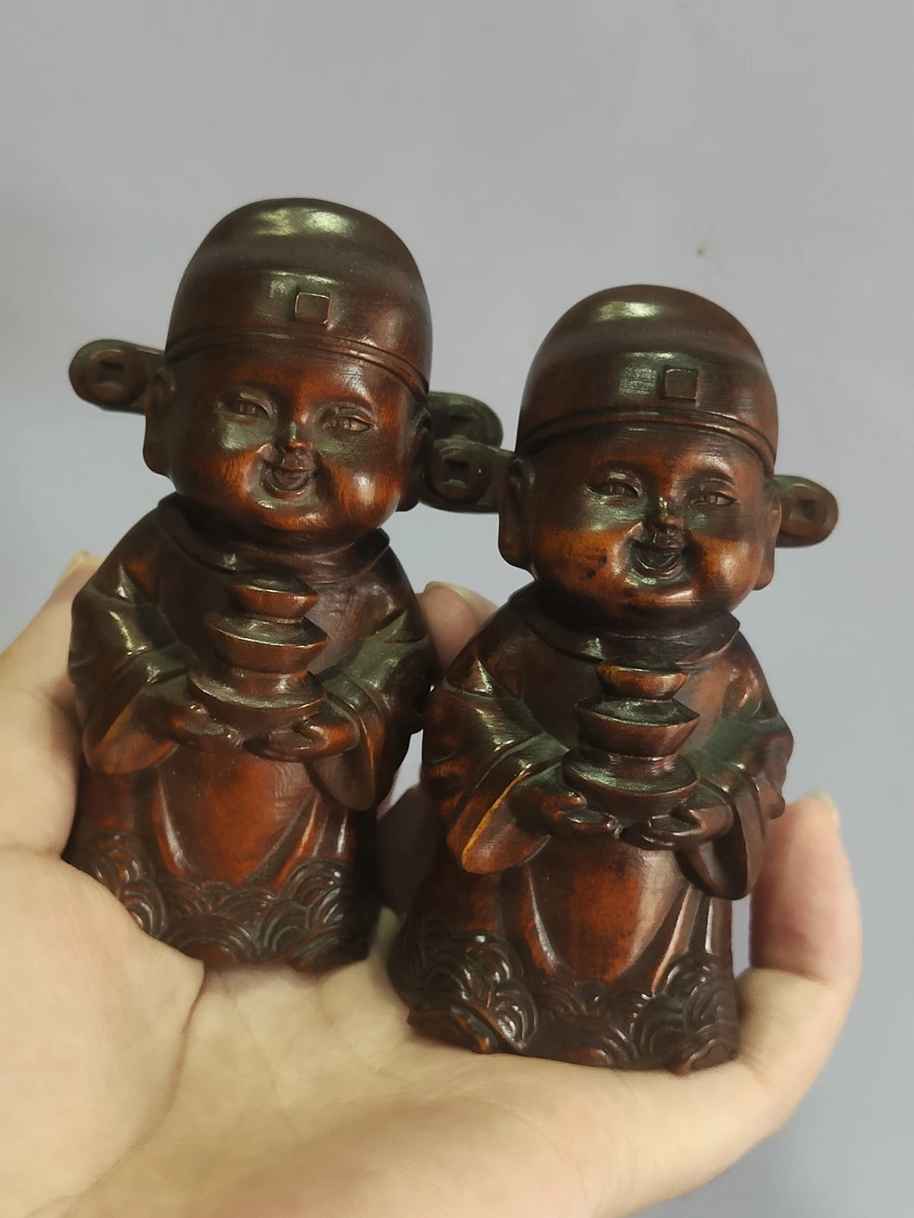 

Резное украшение для дома в стиле ретро самшита с изображением мальчика-адвлечения денег и мини-богов богатства на столе для украшения.