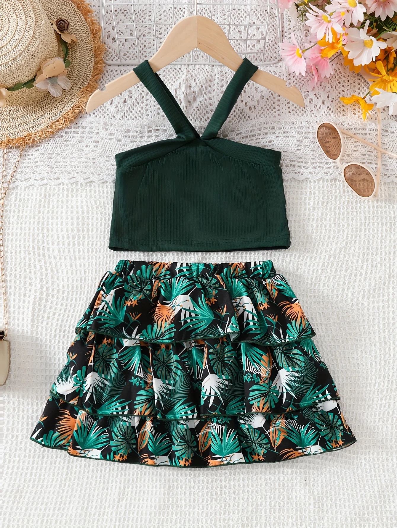 

Летний хит продаж: комплект из 2 предметов для девочек — топ-халтер из полиэстера с асимметричным кроем и принтом кленовых листьев, а также многослойная юбка.