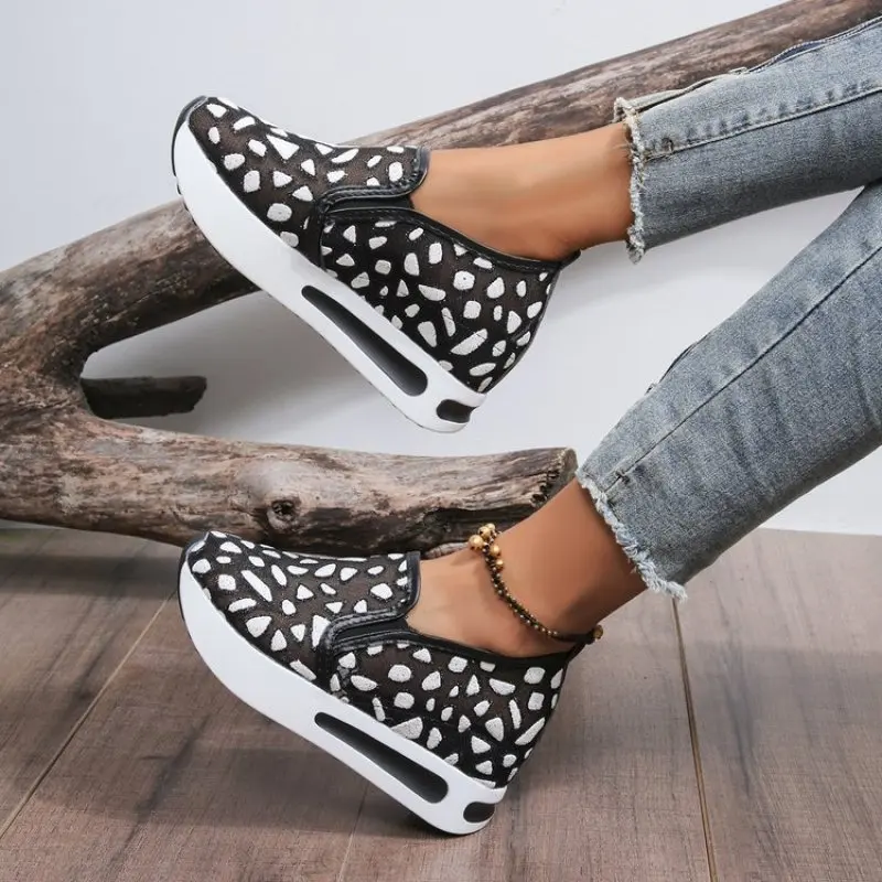 Women's Sneakers Floral Embroidery Mesh Sneakers for Women Slip on Casual Comfy Heeled Shoes Woman Fashion Plus Size 41 42