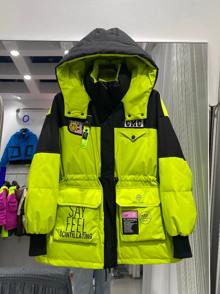 

Модный уличный пуховик 2025, новый контрастный паркер с капюшоном, женские зимние пуховики средней длины со свободной талией, утепленные белые утиные пуховики