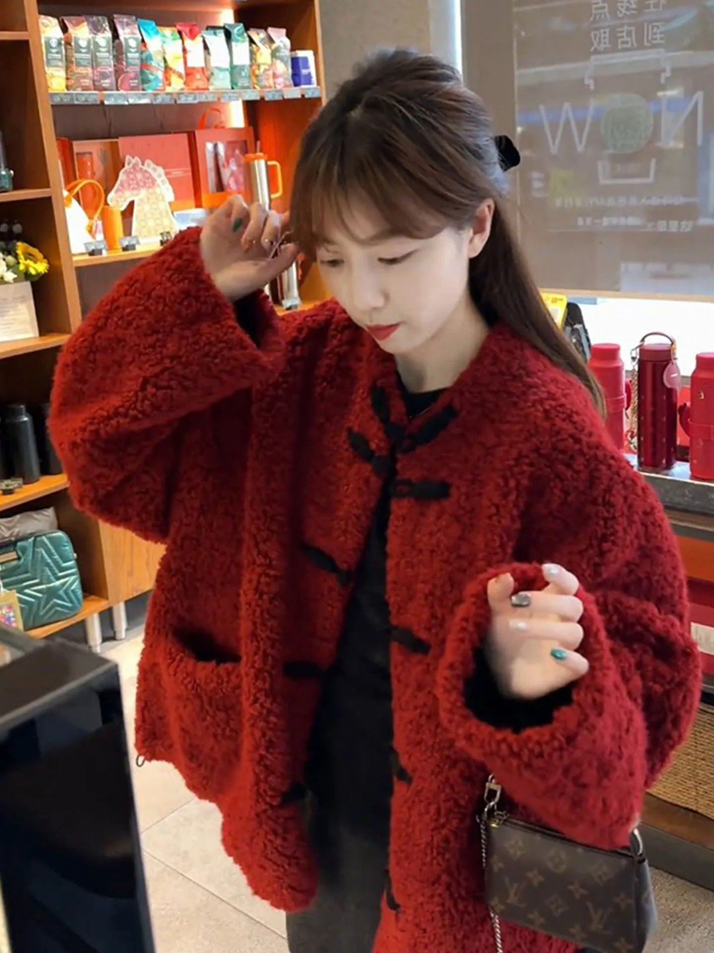 

Новый китайский зимний модный комплект: мягкая куртка из овечьего меха, свободная женская одежда, красный цвет, антивозрастной трендовый образ