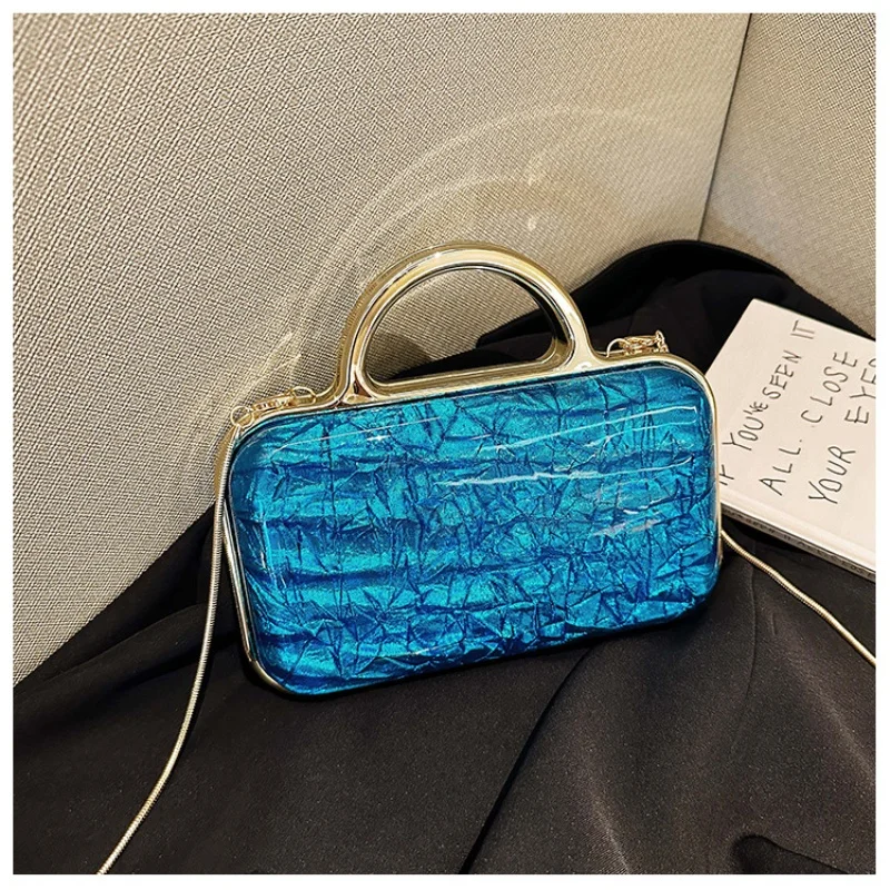 حقيبة يد نسائية عصرية بنمط زجاجي لعام 2025 حقيبة كتف مربعة الشكل حقيبة كروس من مادة PVC حقيبة مأدبة لامعة