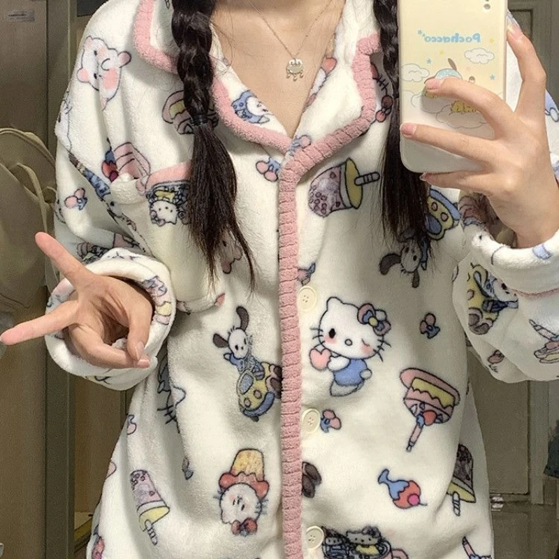 ชุดนอนฤดูหนาวที่เรียบง่ายและทันสมัยสำหรับเด็กผู้หญิง น่ารัก ลายเฮลโลคิตตี้ ผ้ากำมะหยี่คอรัล ผ้าฟลานเนลหนา ใส่สบายและอบอุ่น เหมาะสำหรับใส่ที่บ้าน