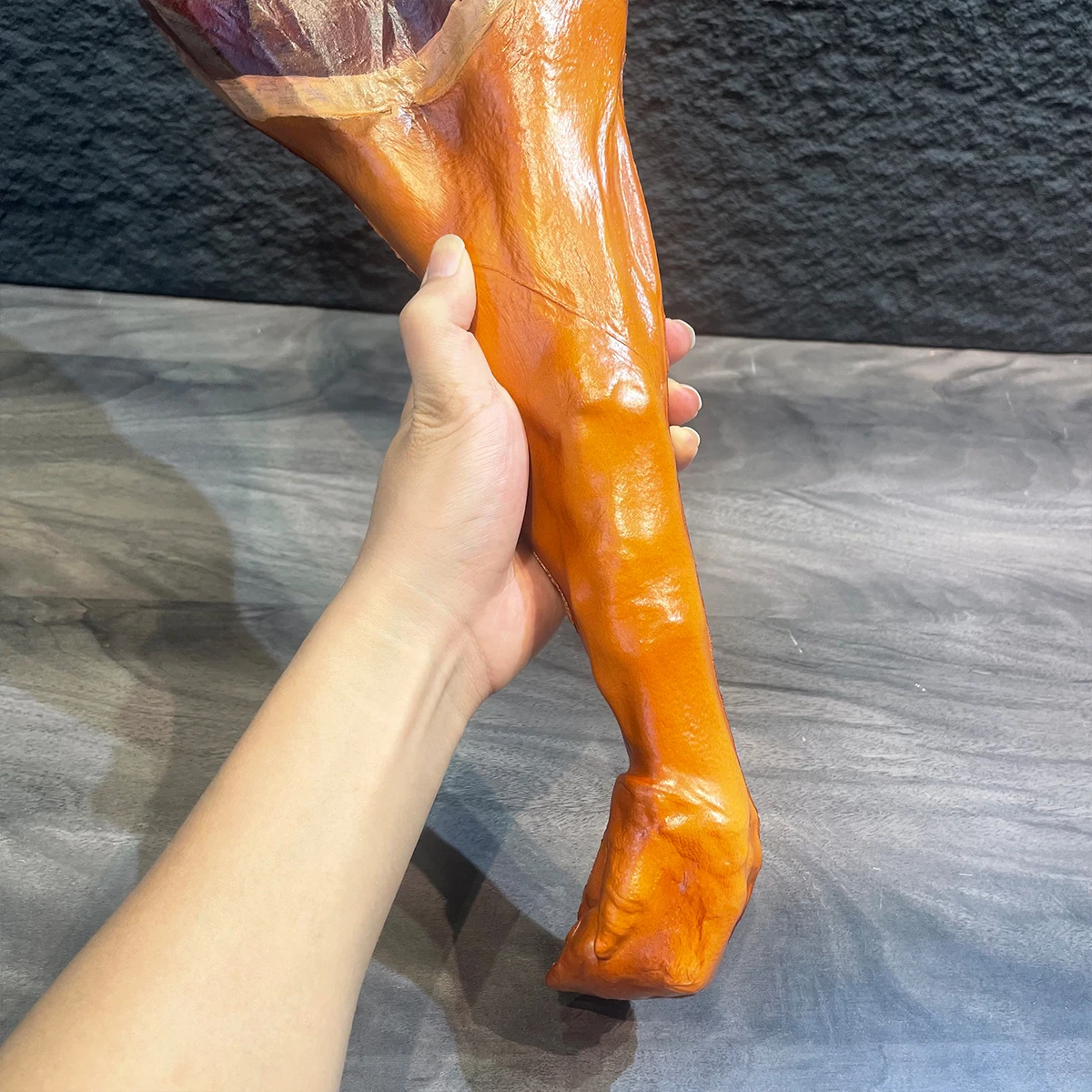 

1PC Parody Simulation Pig leg - Realistic PU Ham Bacon Prop, Prank Fun Gift Party Joke, Chinese Cuisine Display decoration