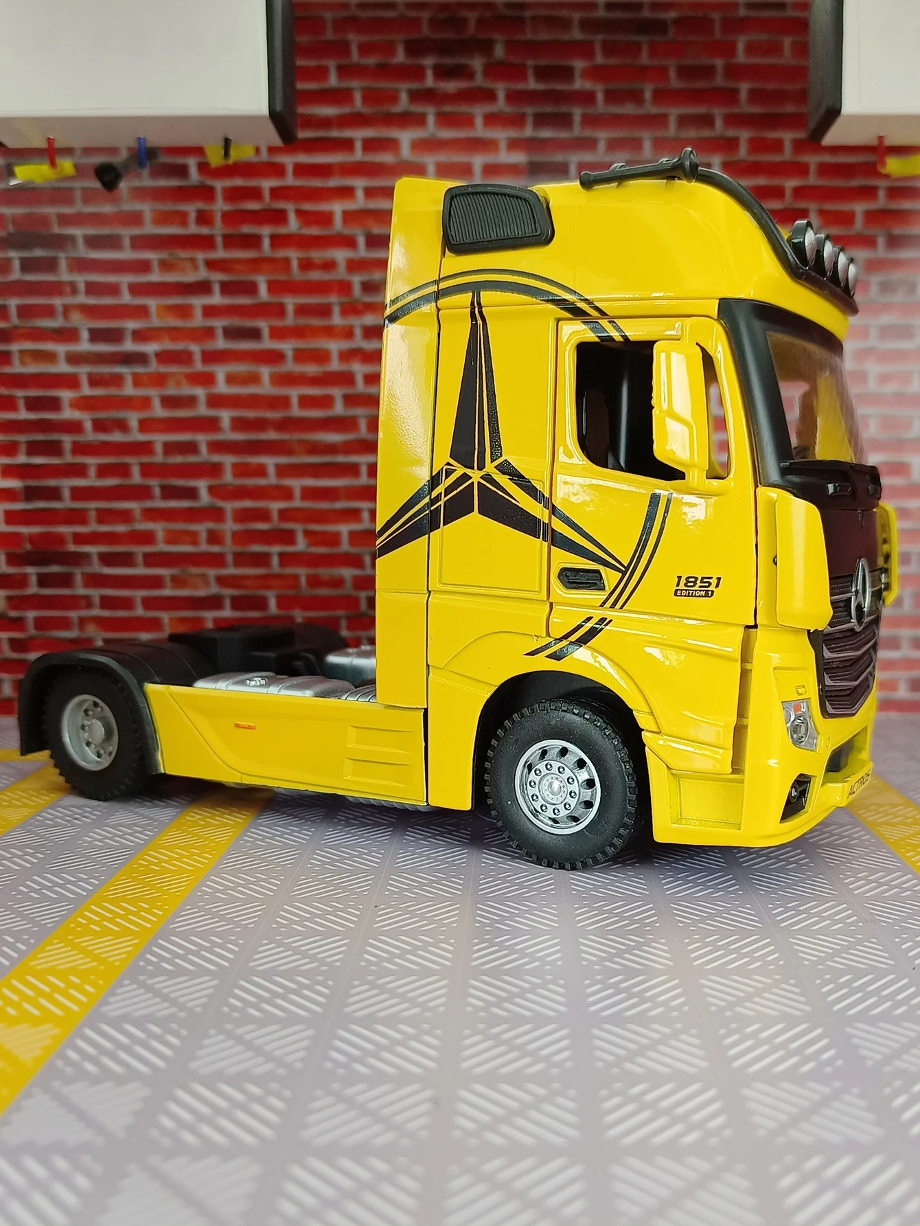 

Грузовик Mercedes-Benz ACIROS 1:24, модель машины из литого металлического сплава с высокой симуляцией, со звуком, коллекционная детская игрушка, подарки