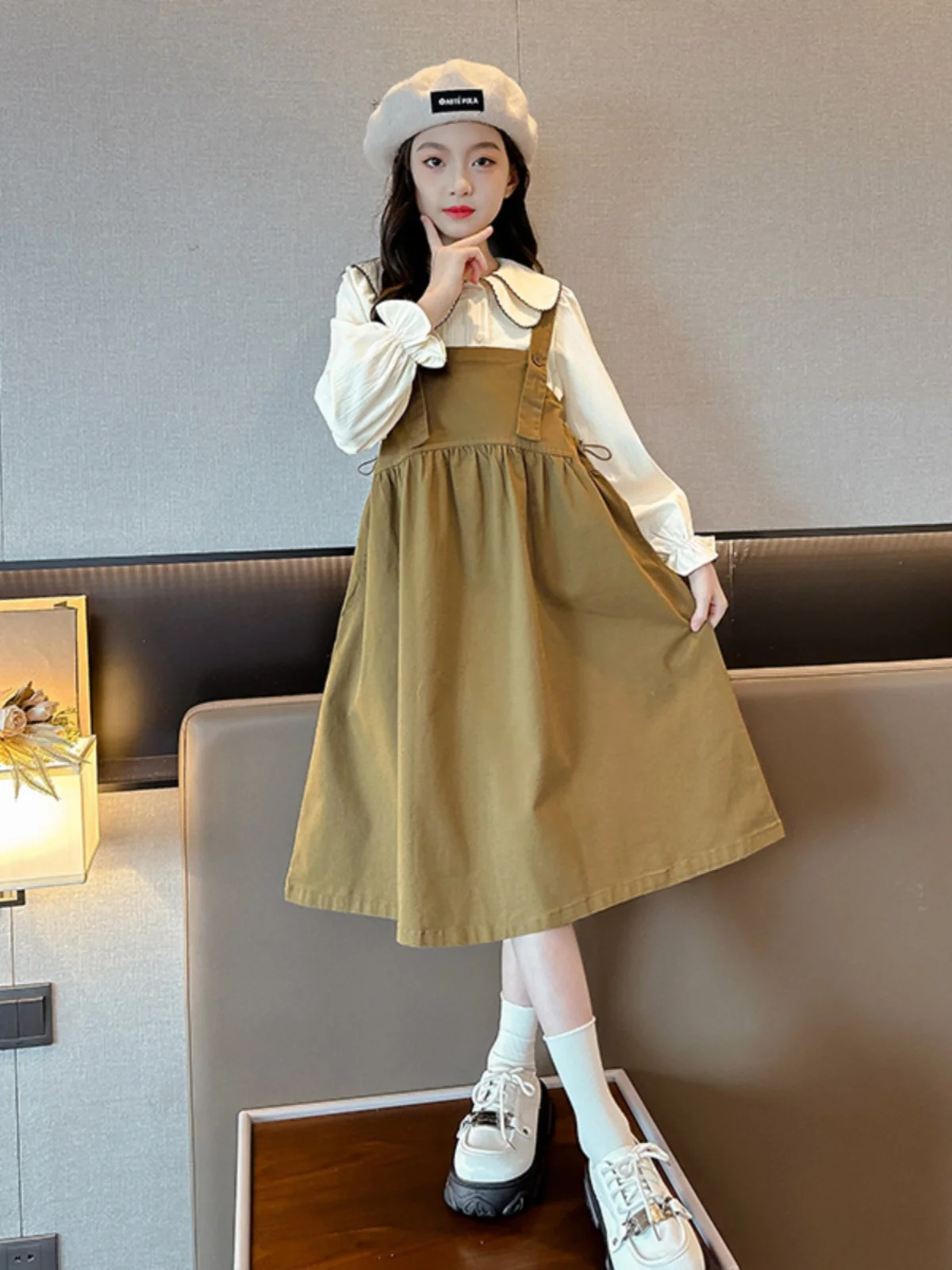 camicetta-con-colletto-a-bambola-alla-moda-per-ragazze-primaverile-e-autunnale-e-set-di-due-pezzi-con-salopette-per-bambini-di-taglia-media-e-grande-stile-coreano