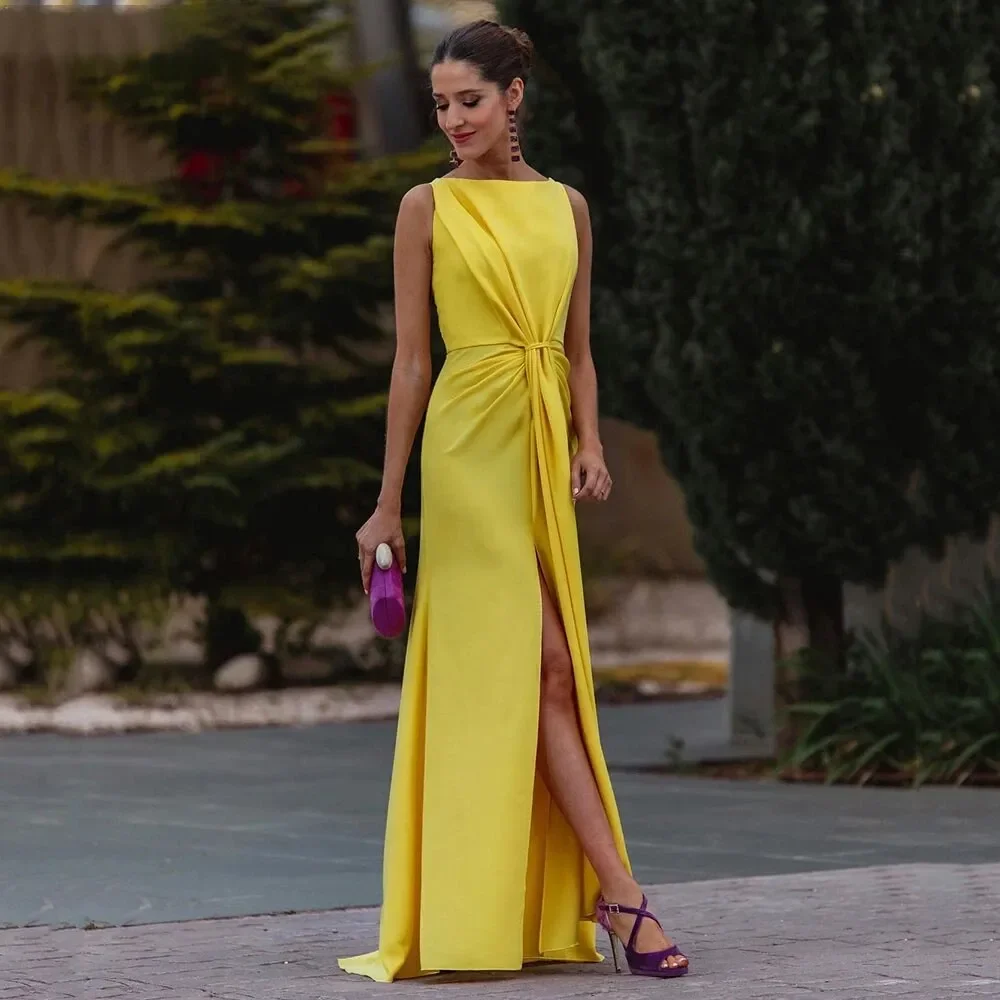 

2024 Elegant Boat Neck Arabia Sleeveless Celebrity Gown Yellow Formal Evening Dress Side Slit Pleat Flowers Prom Party Dress