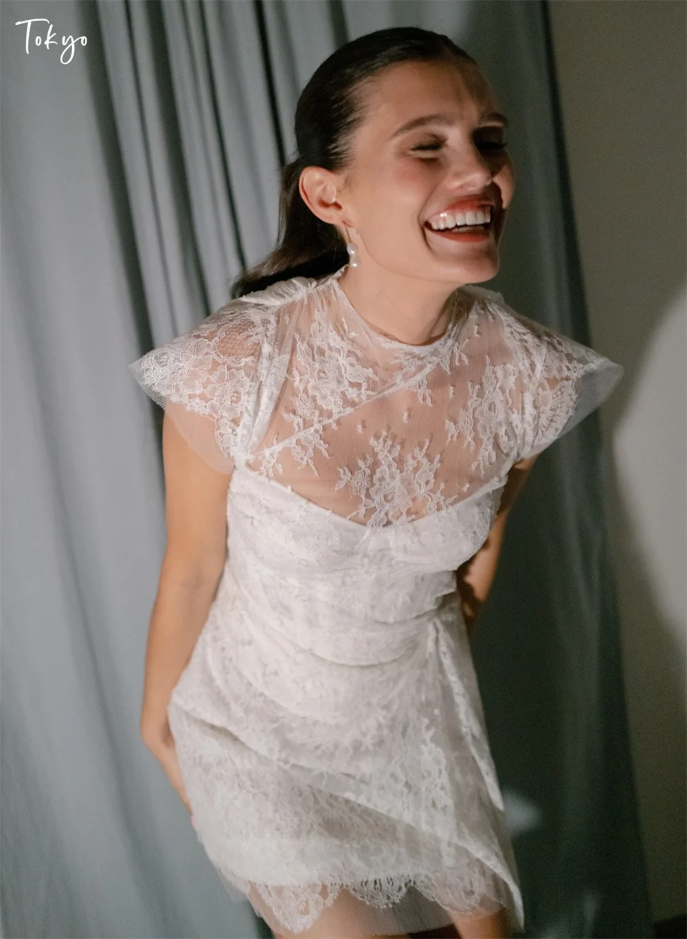 

Tokyo Customized White Lace O-Necklink Wedding Dresses Short Sleeve Backless Bridal Gown Elegant A-Line Mini Wedding Gown 2026