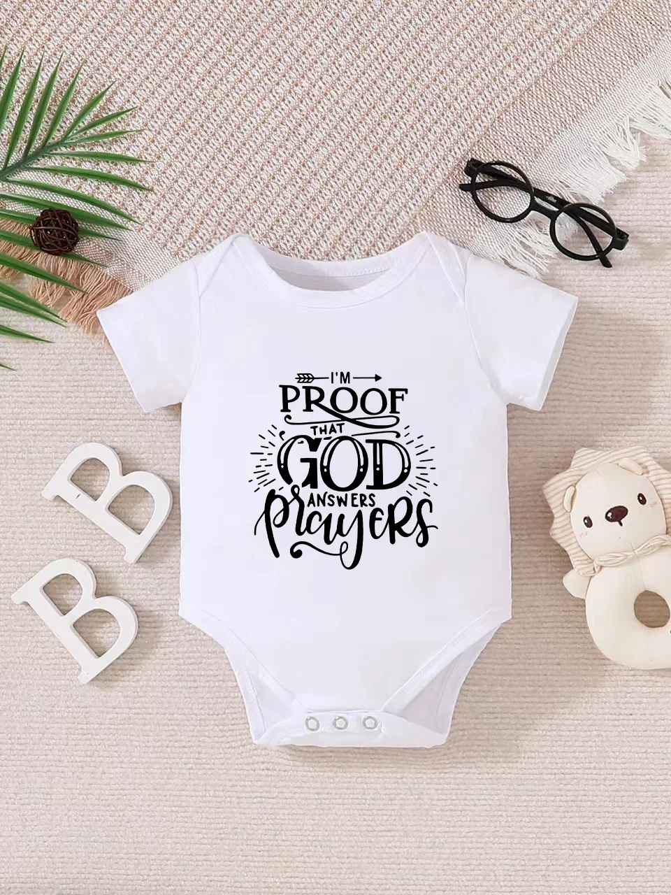 Baby short-sleeved triangle bodysuit, fun letter print, button design, easy to care for, suitable for new parents.