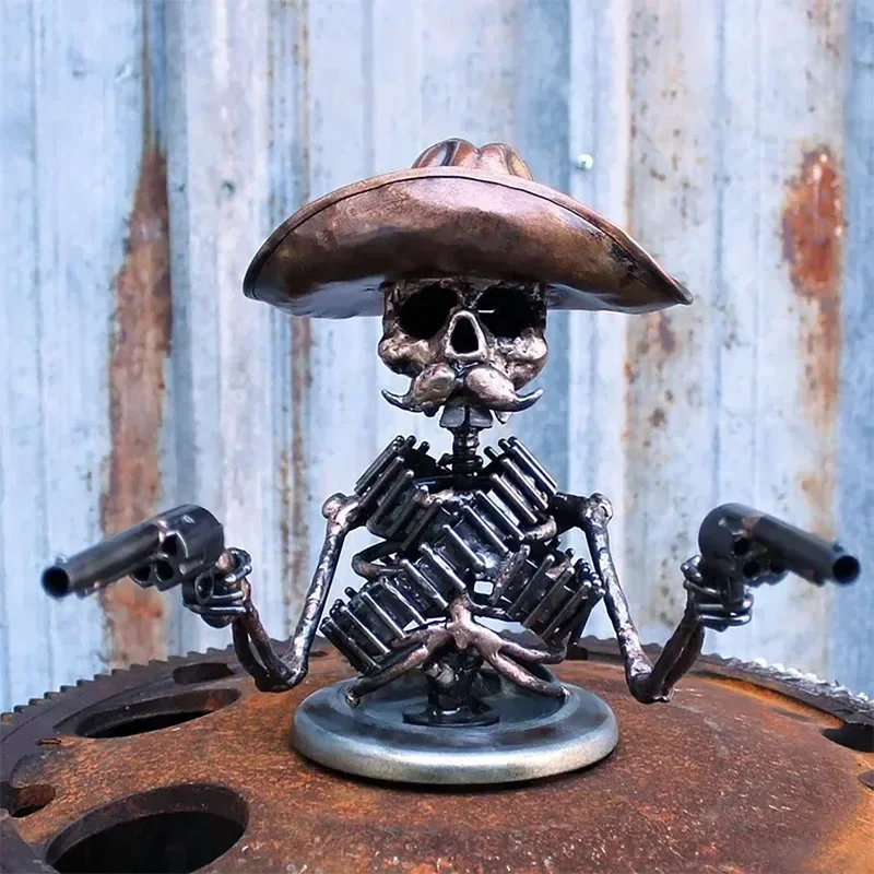 Handgefertigtes Harz-Schädel-Schützenschlinge-Autohauben-Ornament – Cowboy-Skelett-Skulptur mit Waffendetail, Geschenk für Autoliebhaber