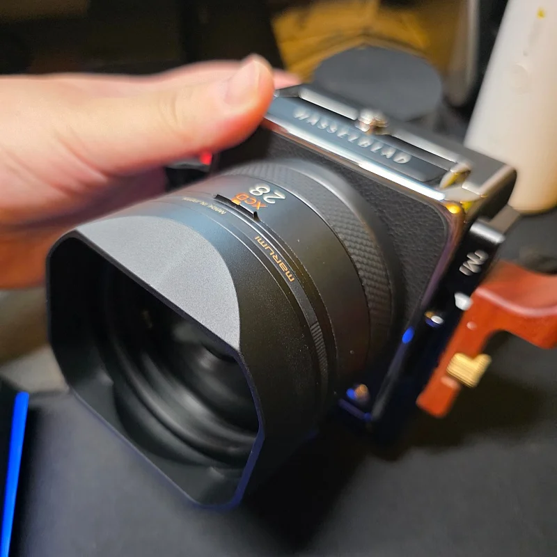 

Металлическая квадратная бленда поставляется с бесплатной металлической крышкой для Hasselblad XCD28/F4