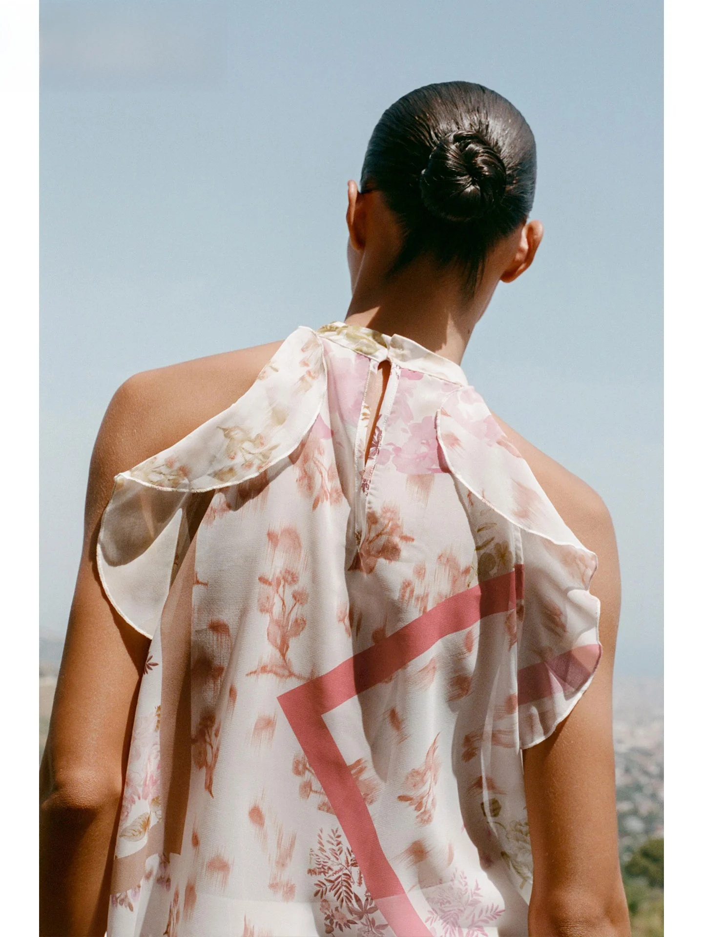 

ZAPRHA, лето 2025 г., многослойный декоративный топ с высоким воротником и цветочным принтом, женский свободный крой, круглый, тонкая ткань