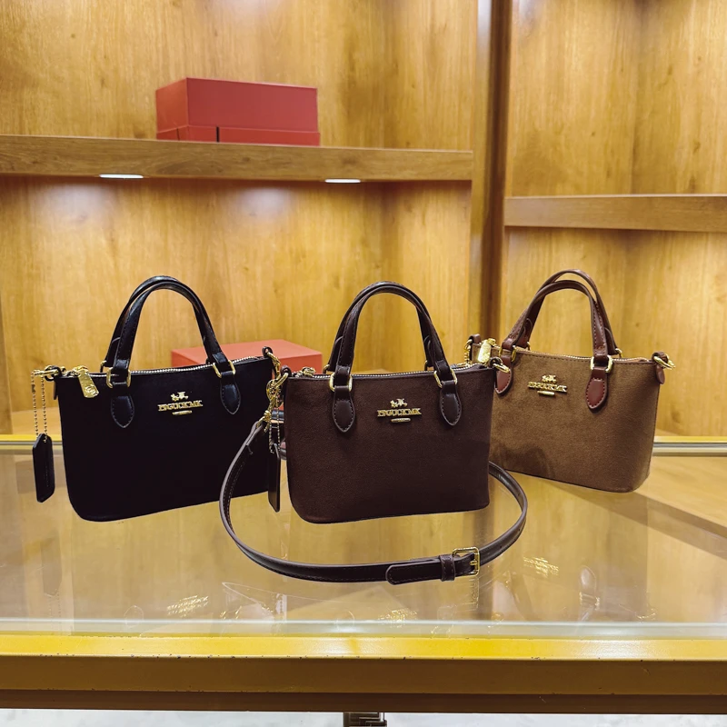 패션을 선도하는 여성용 핸드백, 스톤 마텐 프린트 가죽으로 제작되었으며, 고급스러운 모나코 스타일의 가볍고 부드러운 모던한 디자인을 특징으로 합니다.