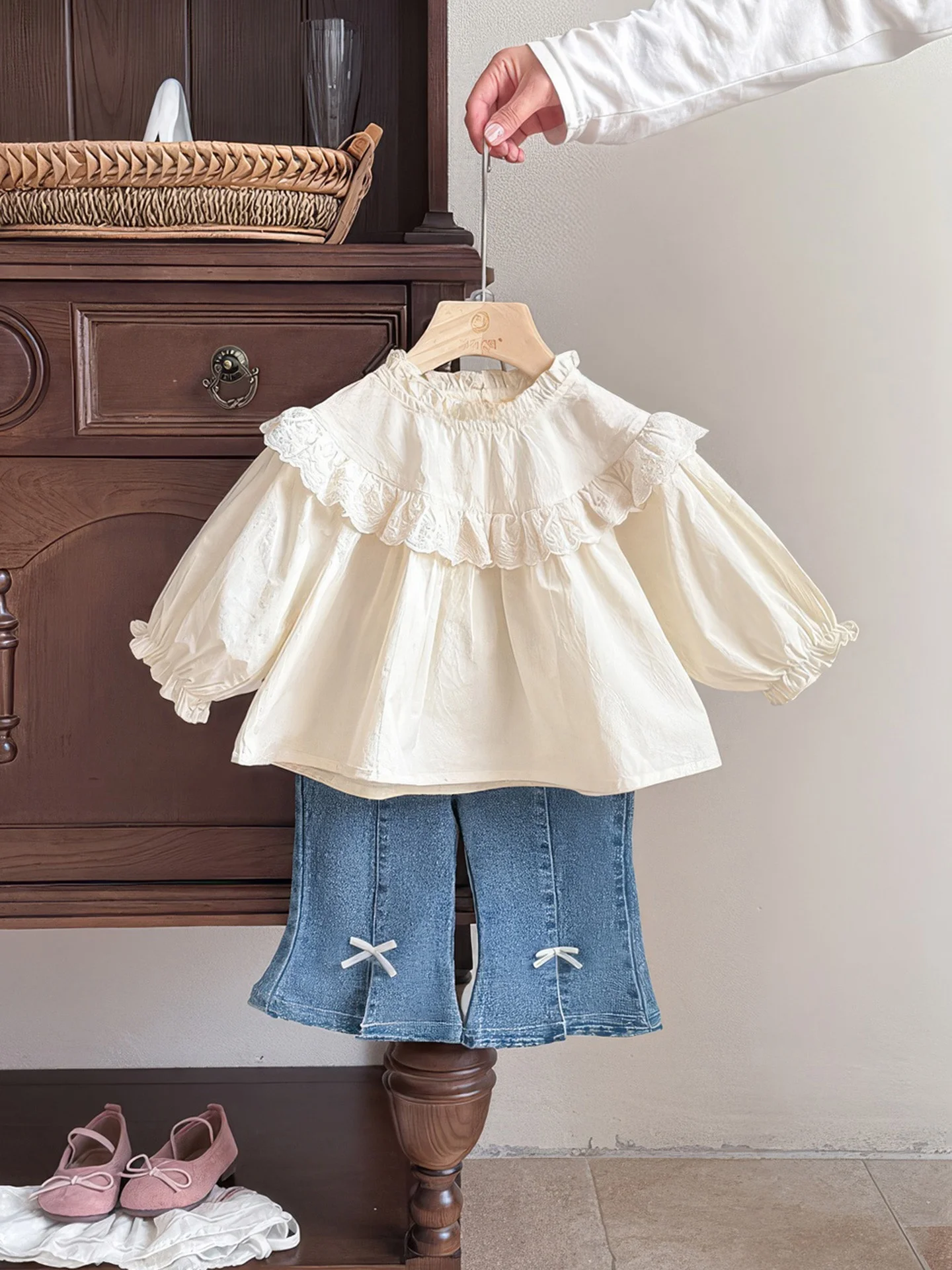 甘いフリル襟付きベビーガールシャツとデニムベルボトムパンツセット、コットン素材の春秋用、乳幼児向け