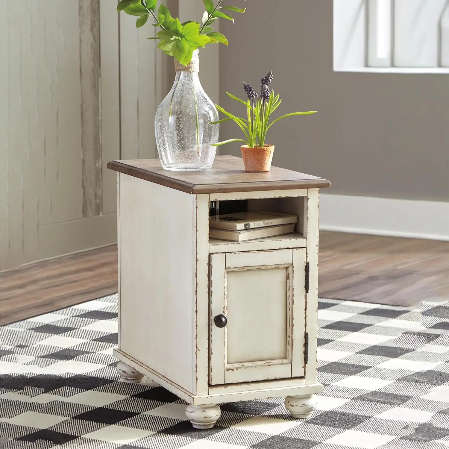 Mesa lateral Realyn French Country Chair com tomadas e portas USB, creme