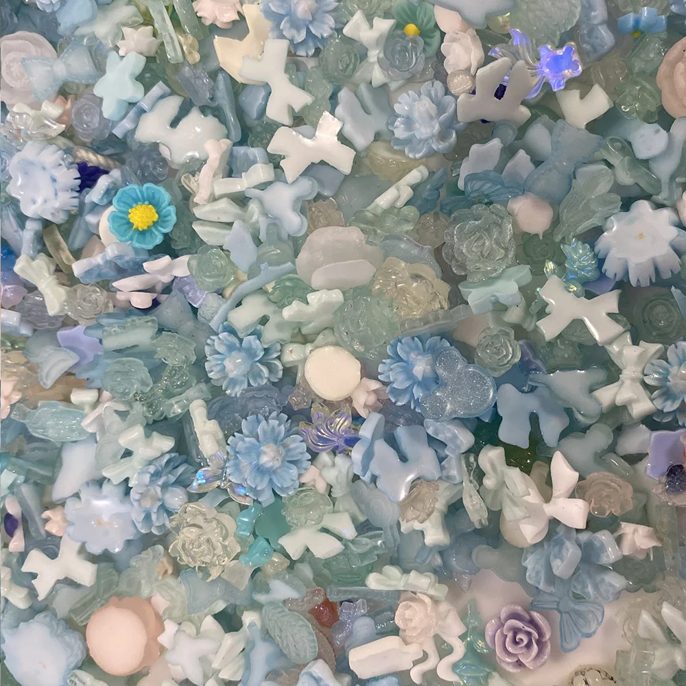 50 جرام/عبوة، إكسسوارات فن الأظافر عشوائية زرقاء مختلطة على شكل فيونكة/زهرة، 500-600 قطعة، زينة أظافر من الراتنج على شكل كاميليا/فيونكة، مستلزمات تزيين الأظافر DIY