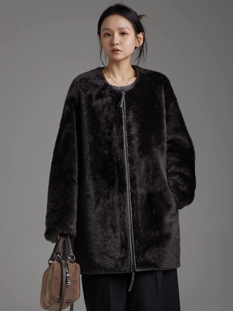 เสื้อโค้ทขนแกะเมอริโนแท้สุดหรูสำหรับผู้หญิง ประจำปี 2025 รุ่นใหม่ เรียบง่าย คอทรงโอ ความยาวปานกลาง ทำจากหนังแท้และขนสัตว์แท้
