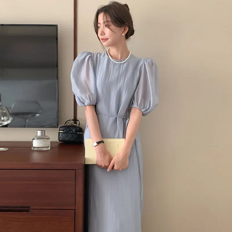 シックで優しいソフトグリーンのラウンドネック、バックレス、ベルト付きウエスト、ピュアカラー、バブルスリーブのワンピース、レディースファッション、韓国スタイル、ハイウエスト