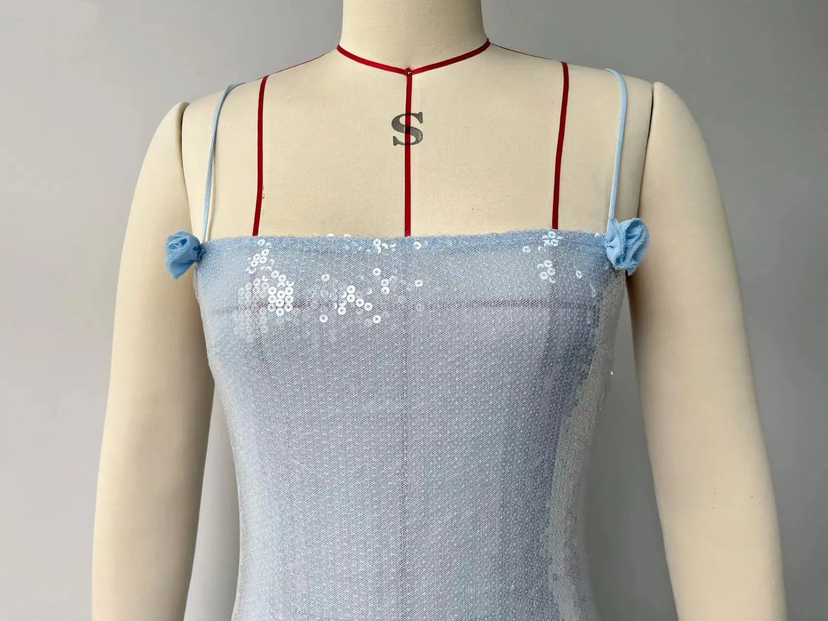 Nova moda sexy perspectiva lantejoulas fungo bordas flor fendas suspender vestido fino ajuste para mulher