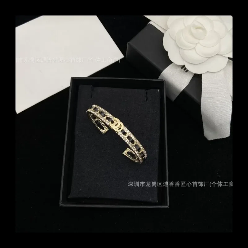 نسخة عالية صغيرة مزدوجة كلاسيكية سوار ملابس نسائية جلد الماس افتتاح سوار جوفاء المد المجوهرات