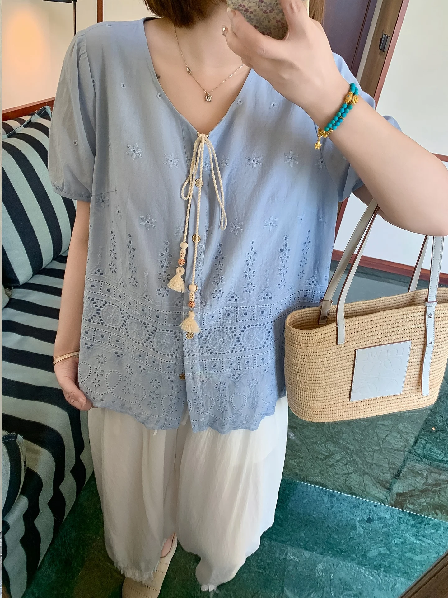 

Женская летняя блузка больших размеров с вышивкой и кружевом, свободного кроя, с эффектом стройности, с рукавами-колокол, с поясом с бахромой, повседневная, из хлопка, с коротким рукавом, V-образный вырез.