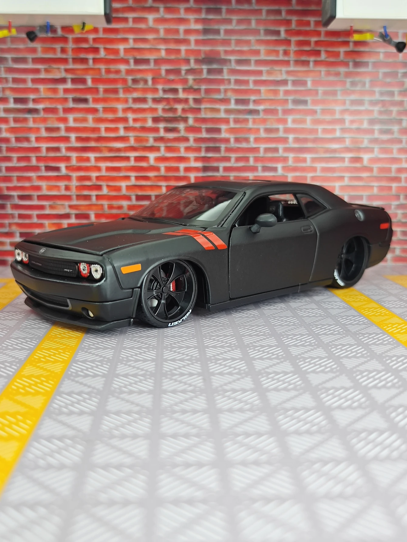

Maisto 1:24 Dodge Challenger modified version alloy car model American muscle sports car doors and hoods can be opened