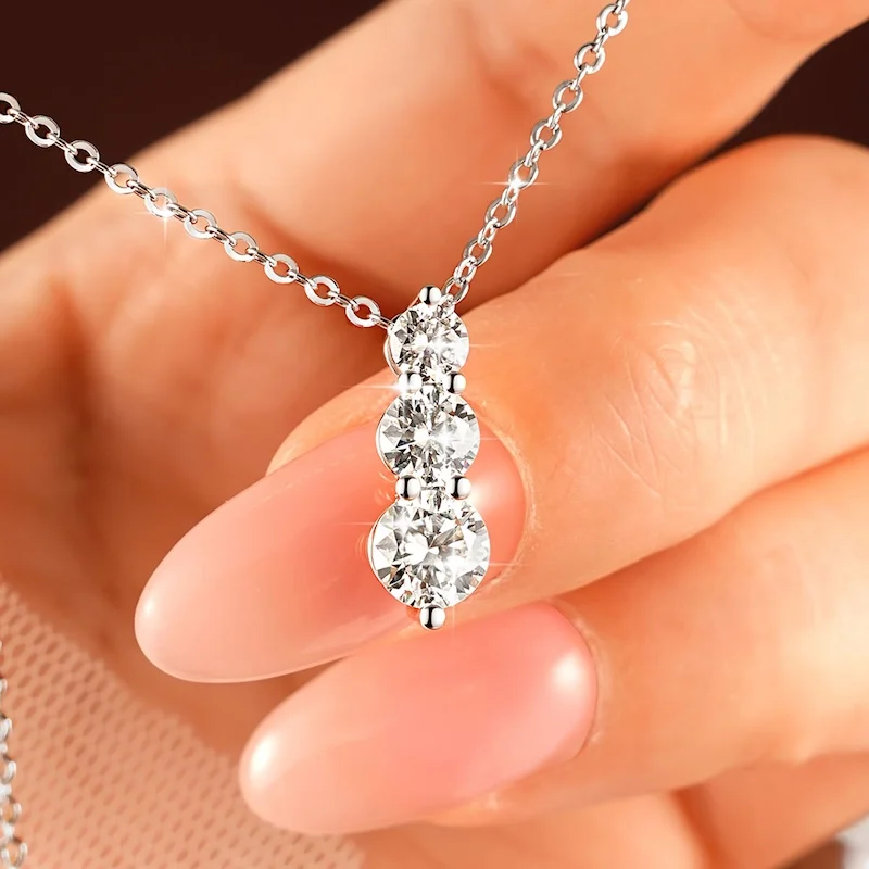 Rrjzz Sparkling D-Color Three Stone Moissanite Pendant Necklace for Women 1.6CTTW Lab-created Imitation Diamond Necklace Jewelry 3