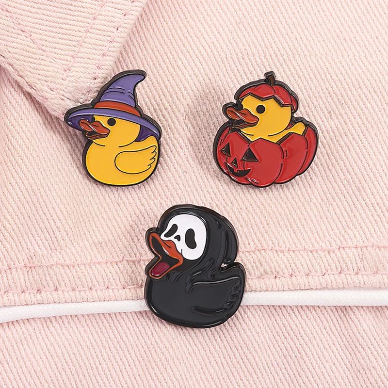 Halloween Ente Emaille Pins Hexe Ente mit Kürbis Sensenmann Ente Gruselige Saison Broschen Revers Abzeichen Schmuck Geschenk für Freunde