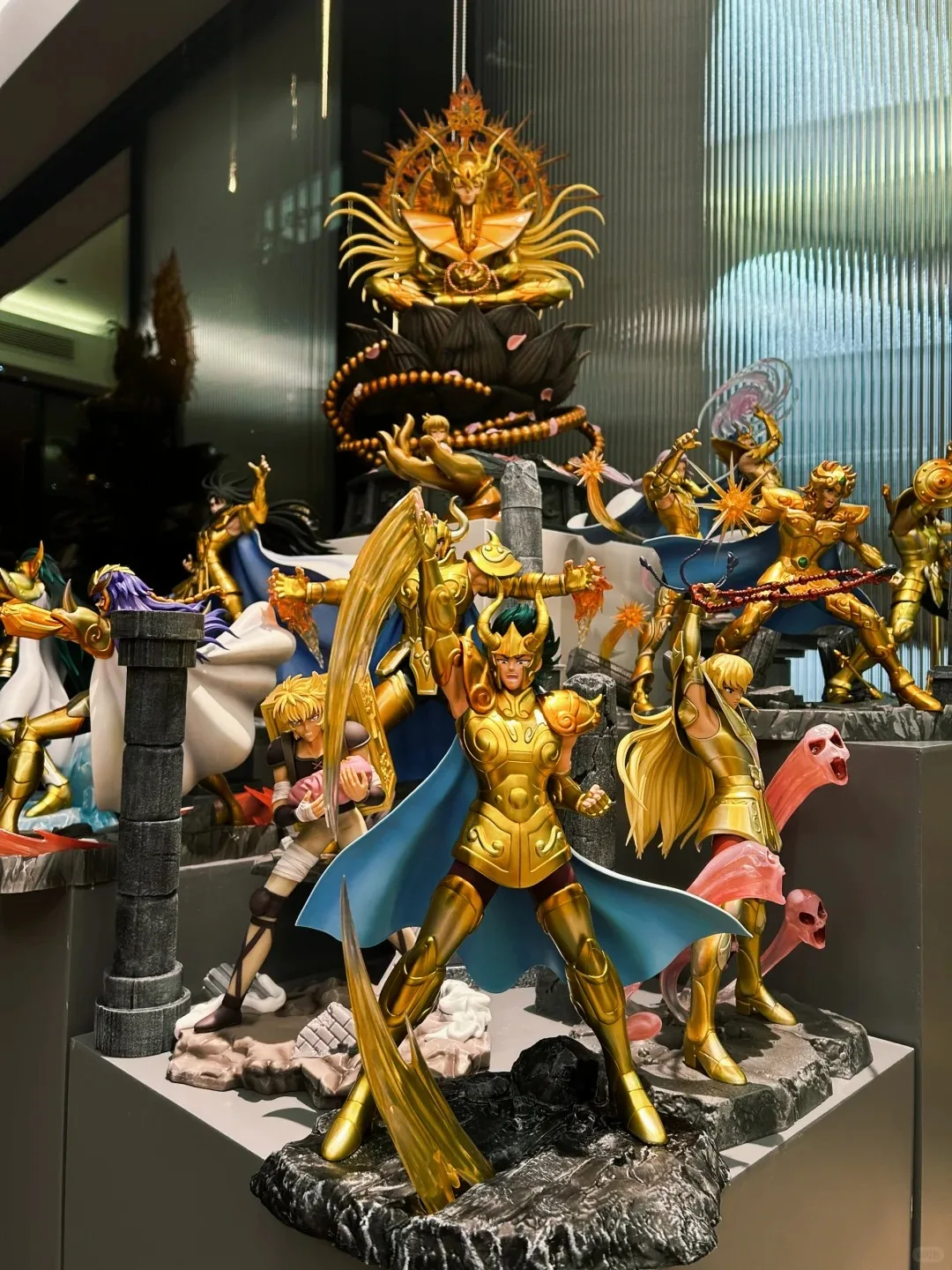 

В наличии Saint Seiya Награда Дева Лев Скорпион Феникс Лебедь Водолей Тереза Афина Андромеда Модель мгновенного наконечника Игрушки Подарки