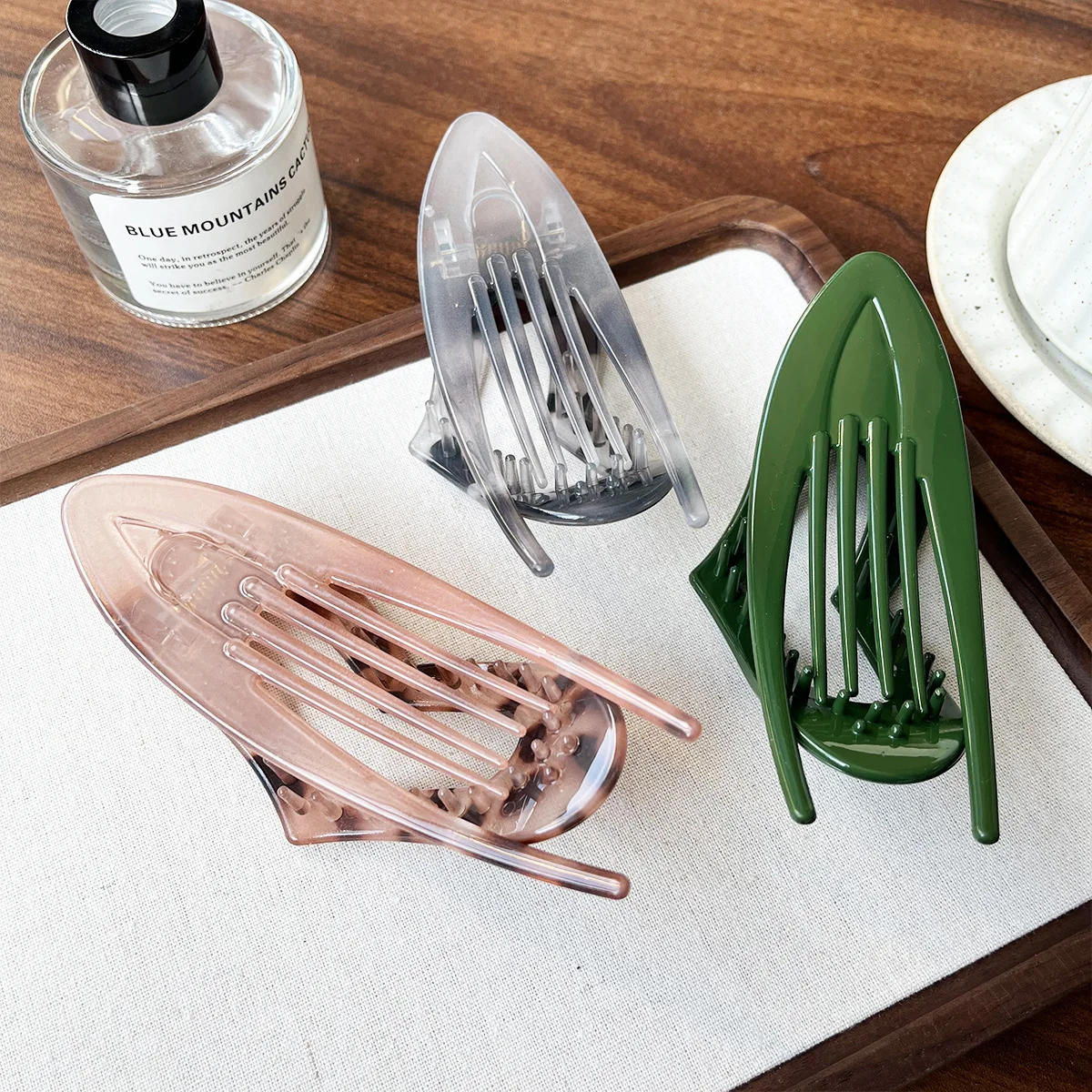 

PC Flat Heart-Shaped Hair Clip for Women Trendy Hair Clip for Girls to Secure Updo at the Back of the Head