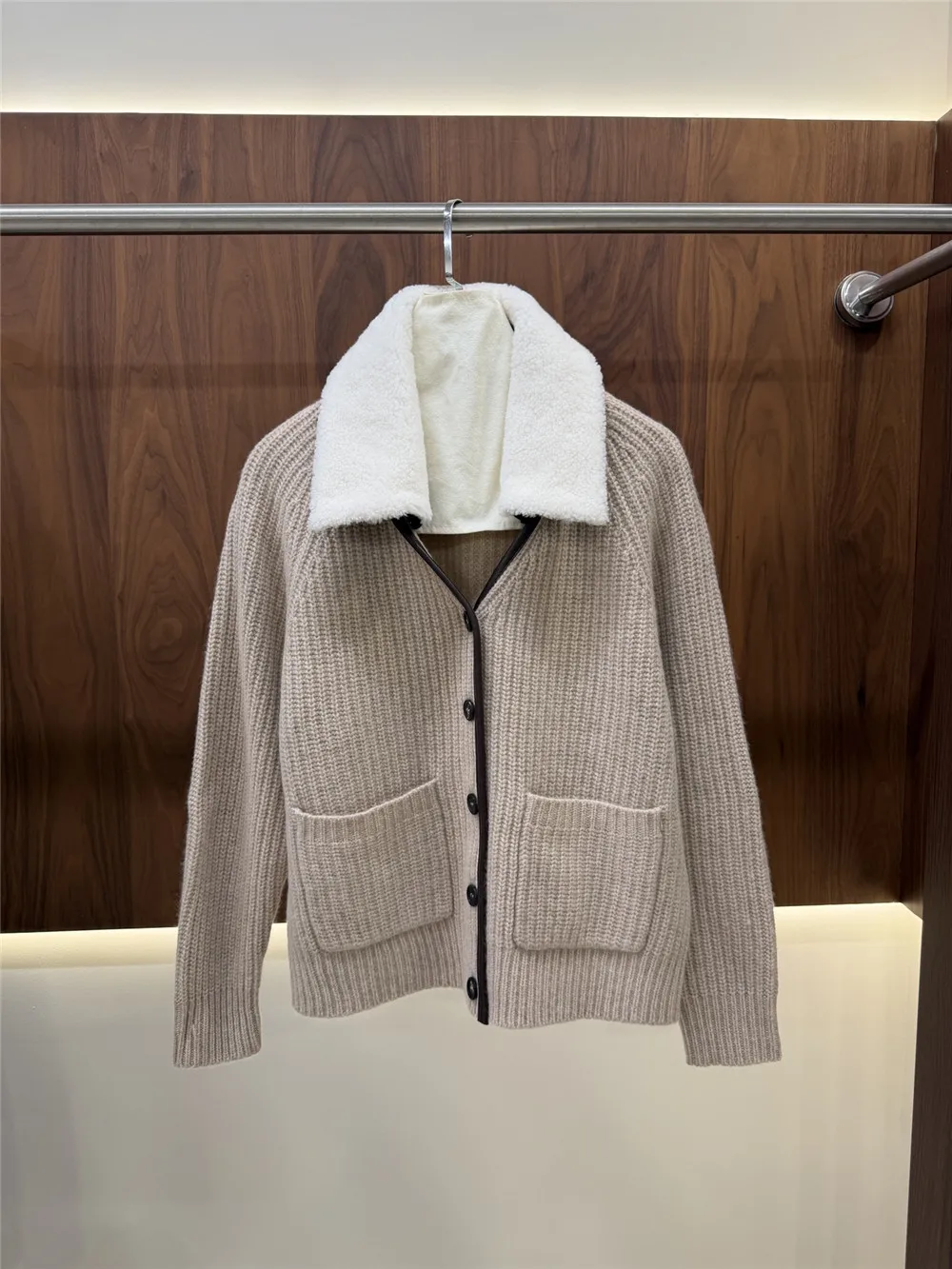 Women’s 2026 New Collection: Loose-Fit Knitted Cardigan with Leather-Paneled Lapels and Button Closure Jacket Fall/Winter New