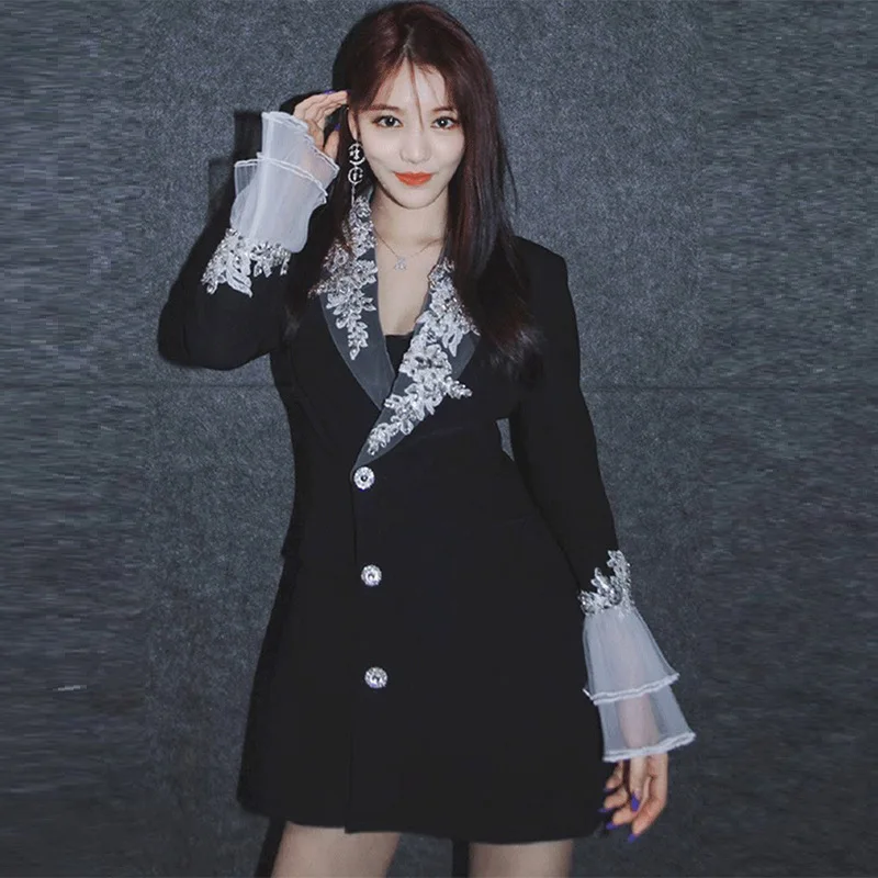 

Женский костюм с вышивкой: блузка и юбка миди с расклешенными рукавами, на пуговицах, с длинными рукавами, приталенный крой