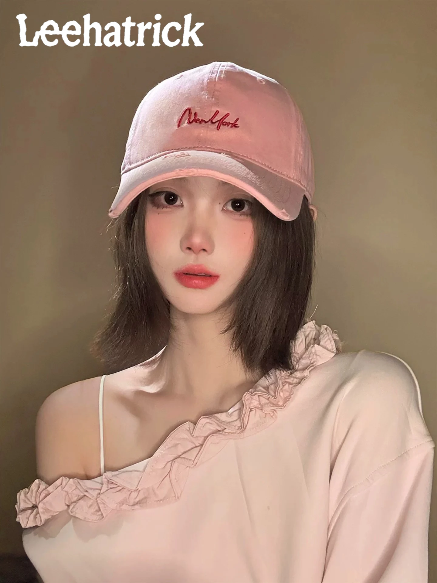 gorra-de-beisbol-rosa-para-mujer-de-la-marca-hatrick-con-visera-ancha-ajustable-tejido-suave-bordados-y-un-diseno-dulce-y-encantador-ideal-para-rostros-grandes