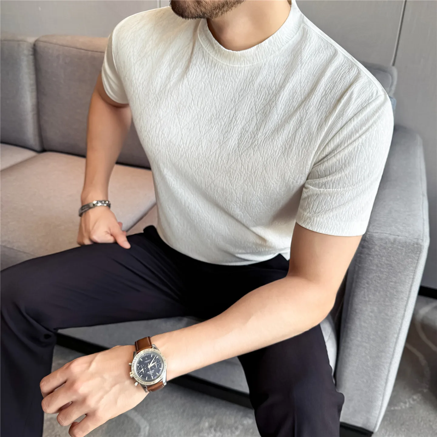 

Осенне-зимняя футболка из плотного жаккарда с воротником-стойкой и короткими рукавами во изысканного стиля, черный топ с базовым слоем